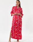 HelgasDEA Dea Kudibal Helga lange zijden jurk met rode en roze bladprint en kimono-halslijn.