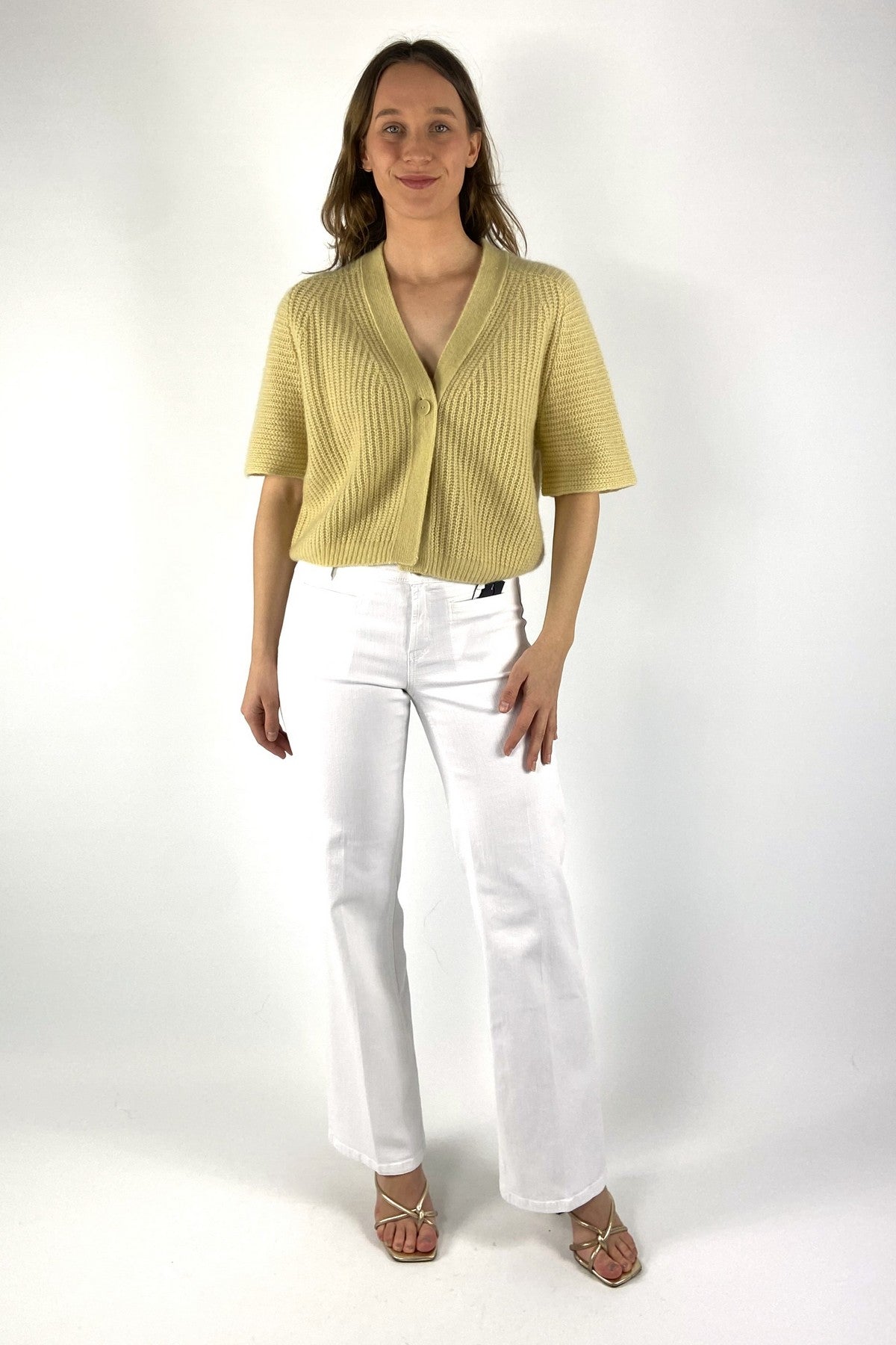 261C526-17-Hemisphere kort ribgebreid vest in limone geel met V-hals en één knoop.