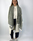 Sjaal in beige/blauwe tinten in een aangename cashmere/wolmix.