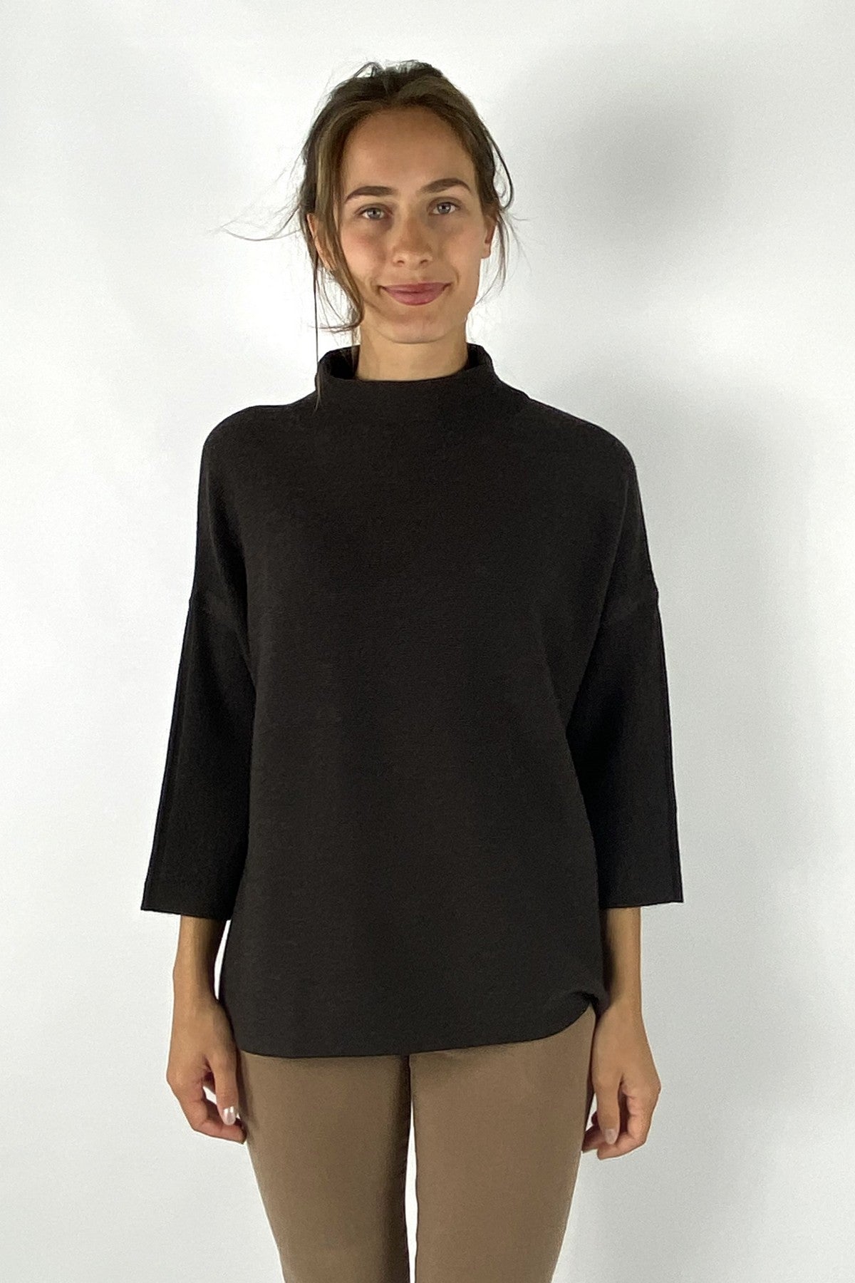 Lossere donkerbruine pull met opstaande kraag in merinos wol.