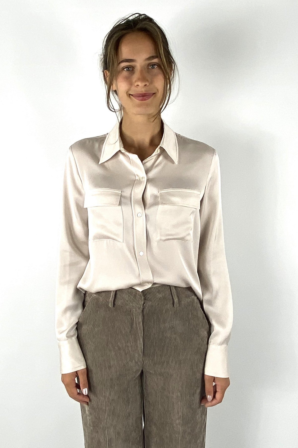 Blouse van Hemiphere met 2 zakjes en lange mouwen in een luxueuze zijdestretch kwaliteit.