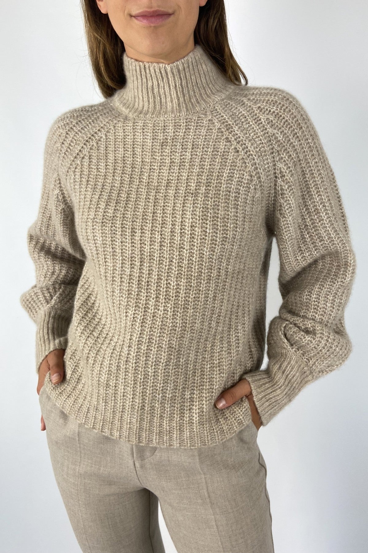 Trui met turtle neck in grovere brei in de kleur desert camel.