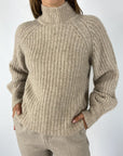 Trui met turtle neck in grovere brei in de kleur desert camel.