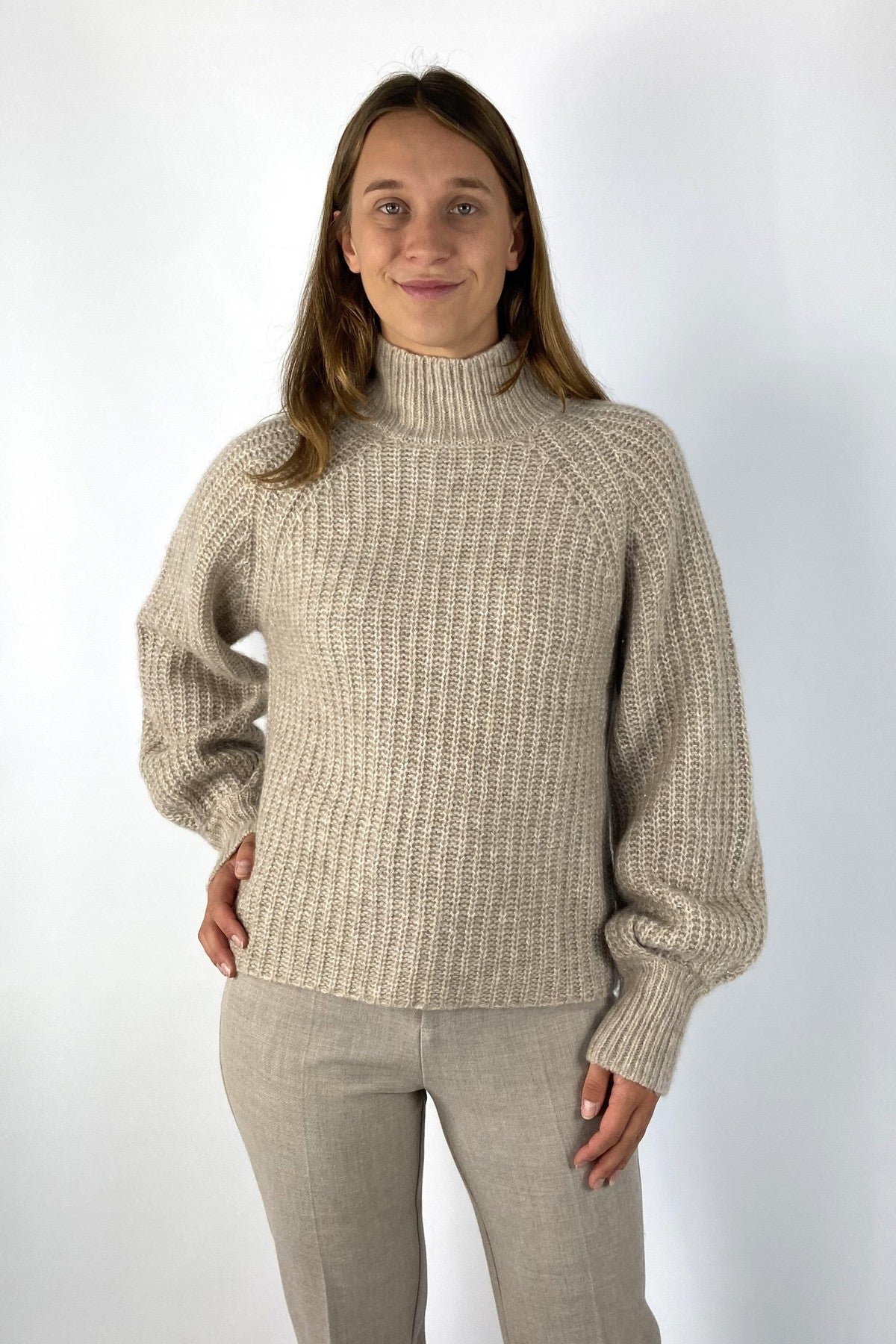 Trui met turtle neck in grovere brei in de kleur desert camel.
