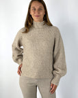 Trui met turtle neck in grovere brei in de kleur desert camel.