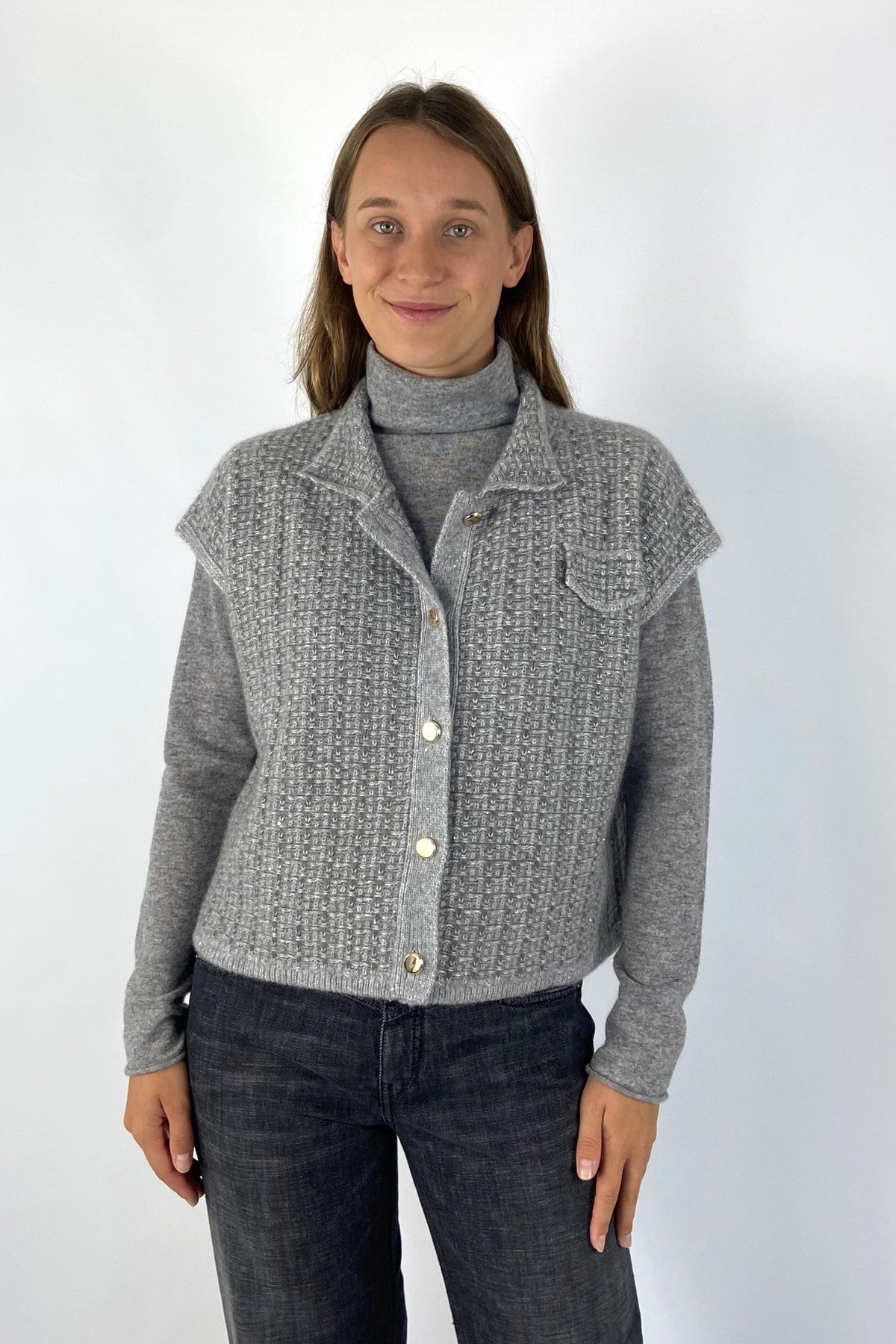 Elegant damesvest in kasjmiermix met gouden knopen. Kleur is grijs.