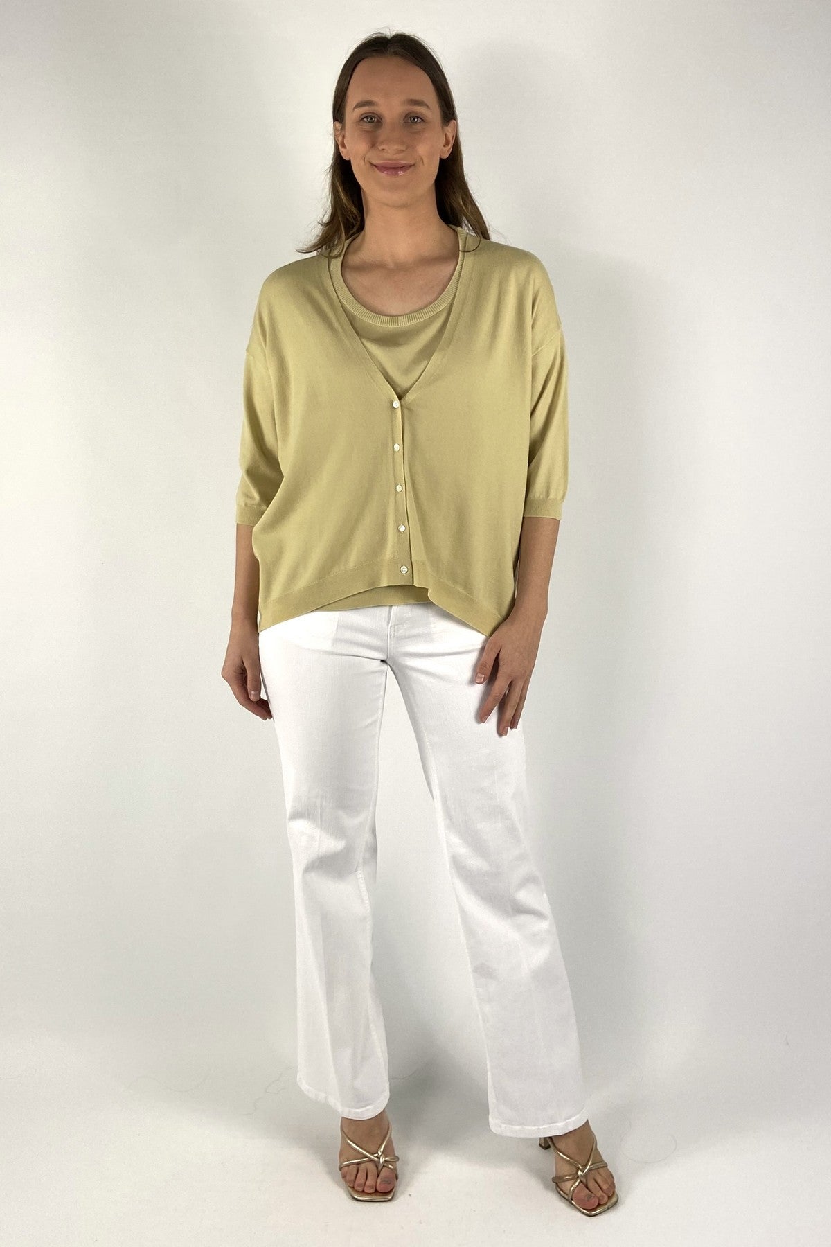 2614617-17 Hemisphere gebreide spencer in de frisse kleur limoen met een klassieke V-hals en knoopsluiting aan de voorzijde.