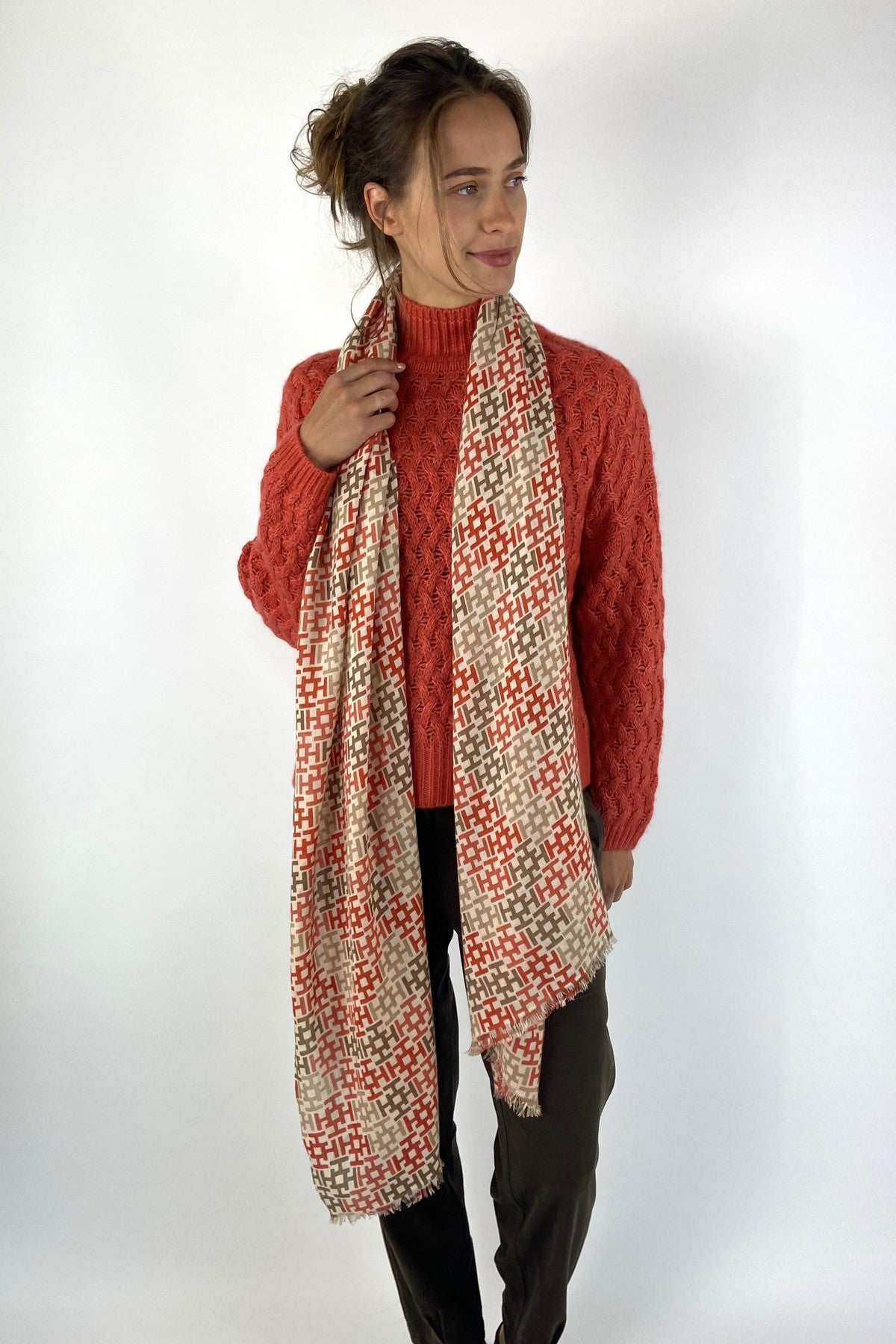 Sjaal Aliki van Hemisphere met all-over H-print in 100% cashmere.