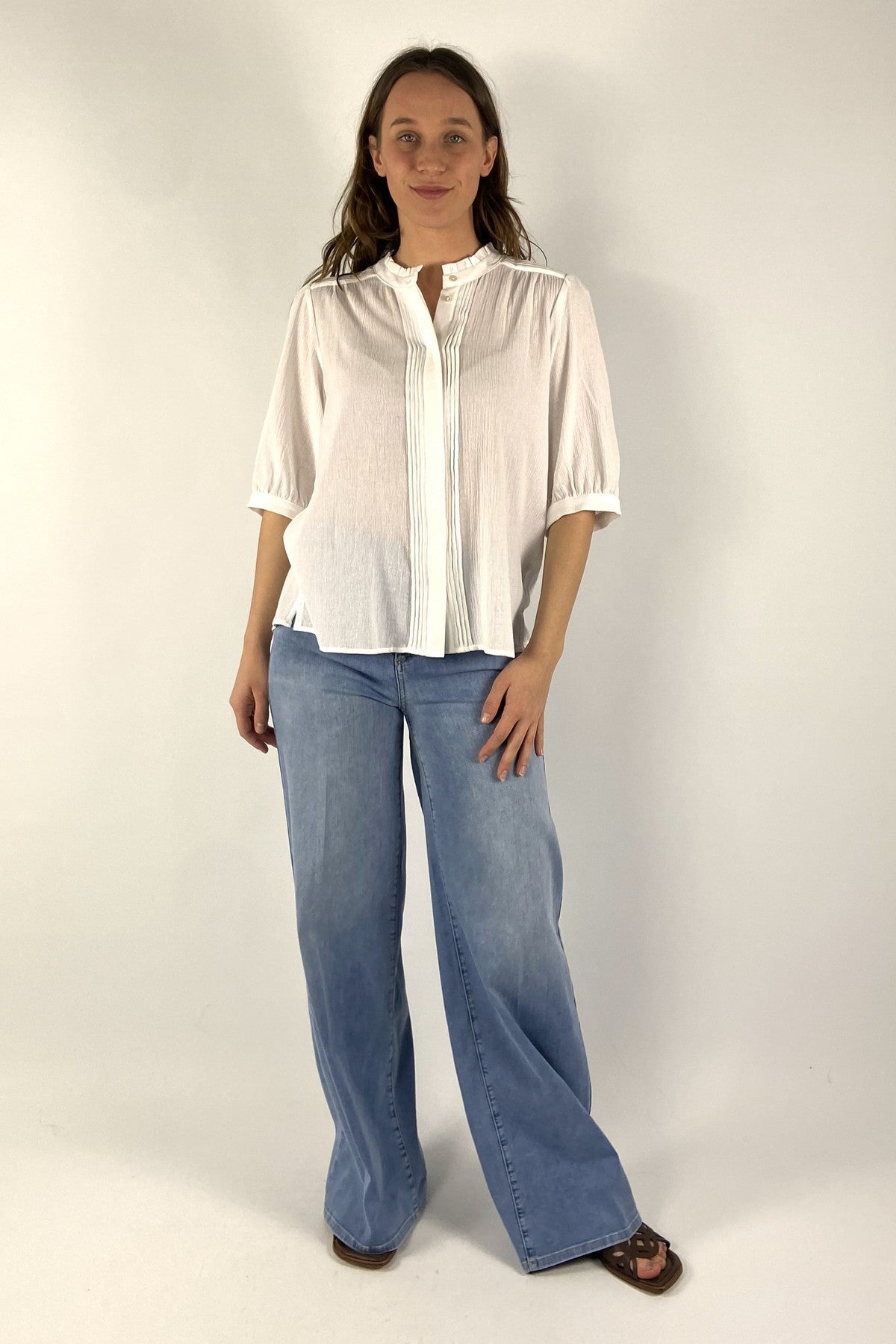 26105JACEY-5-1001-Hemisphere witte Jacey blouse van Indisch katoen met een subtiel laag opstaand kraagje.