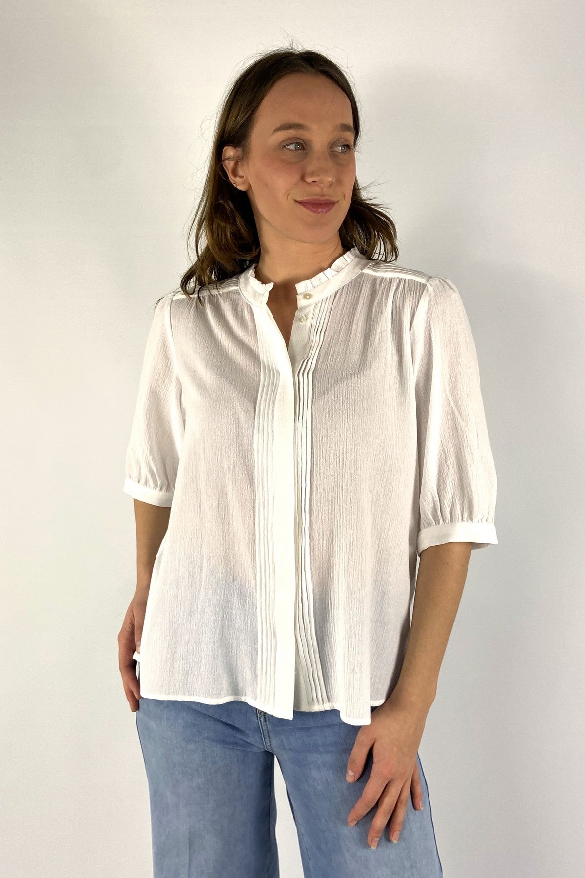 26105JACEY-5-1001-Hemisphere close-up van het geweven bladerpatroon en de verdoken knoopsluiting van de Jacey blouse.