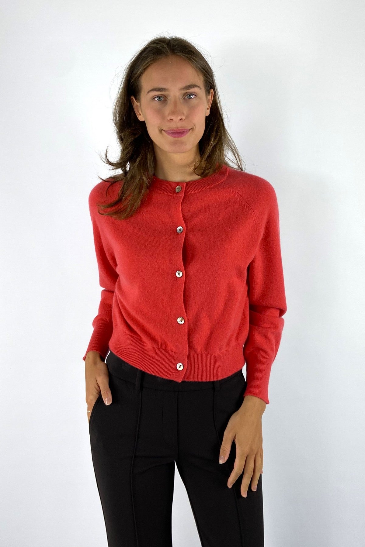 Hemisphere 2621336GR-4 korte cardigan in Risk Red van 100% cashmere met rhinestone-details