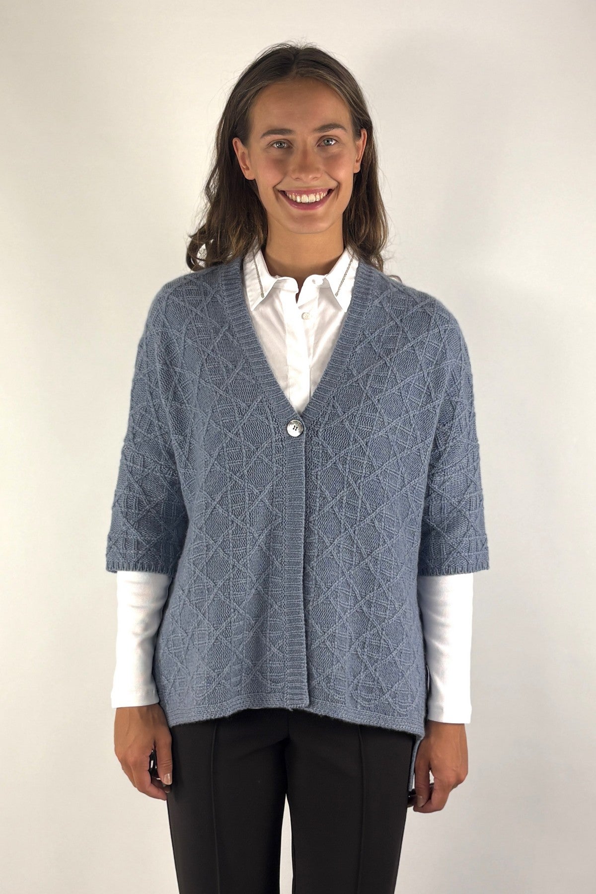 Hemisphere 2625735-4 cardigan in Denim Blue met ruittextuur, halflange mouwen en franjes