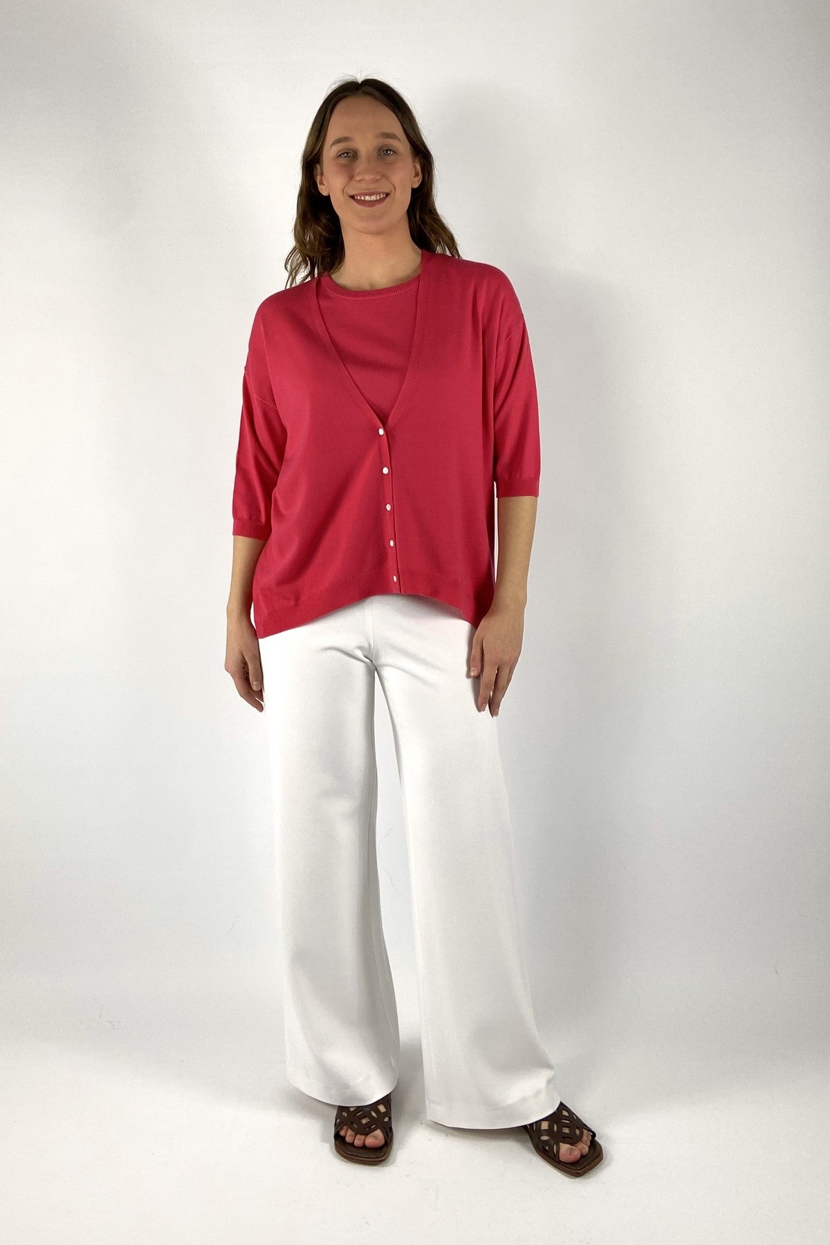 2614617-17-Hemisphere gebreide merinos spencer in azalea roze met V-hals en knoopjes.