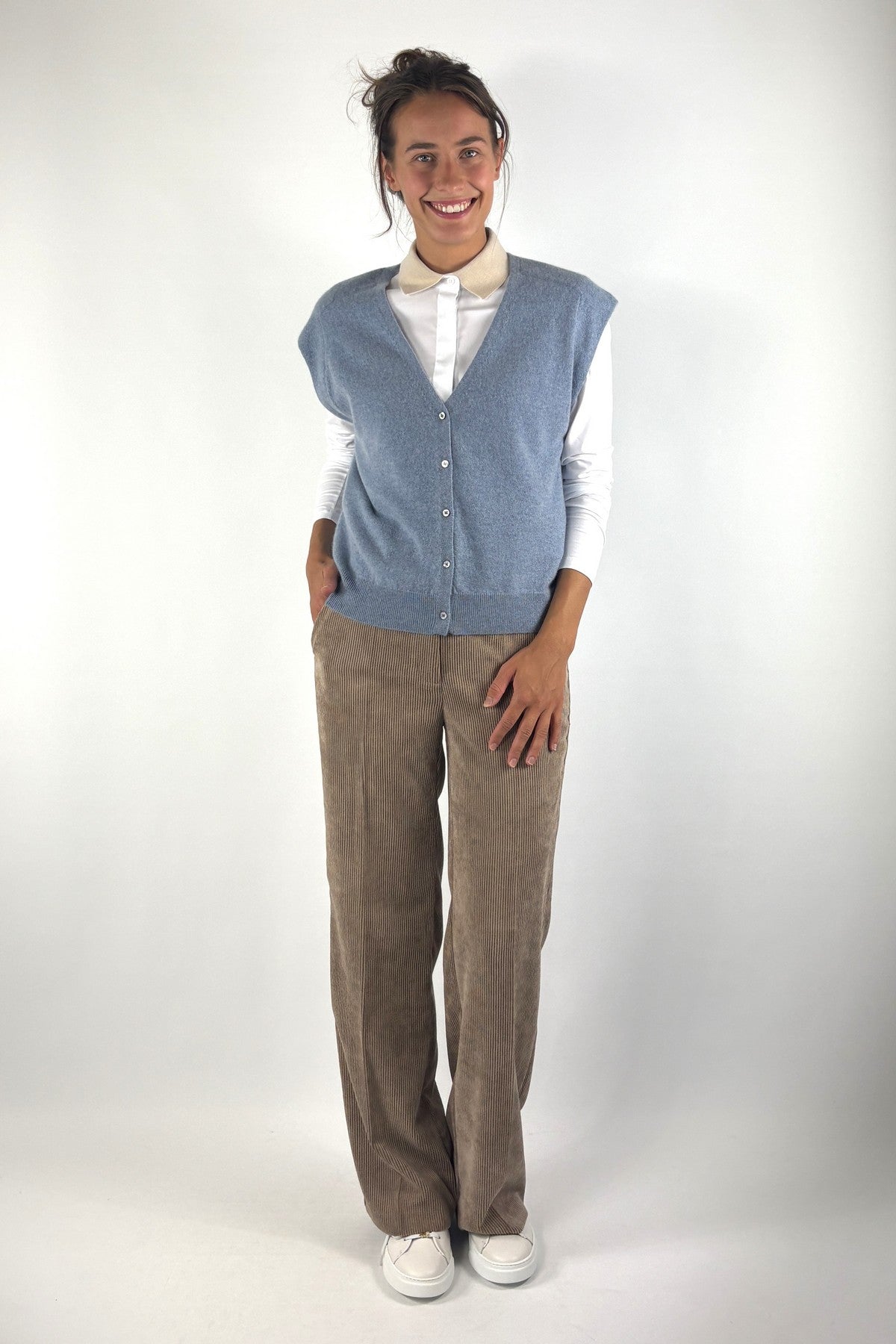 Hemisphere 2621310-4 gilet in Blue Apache van 100% cashmere met V-hals en fijne knoopjes