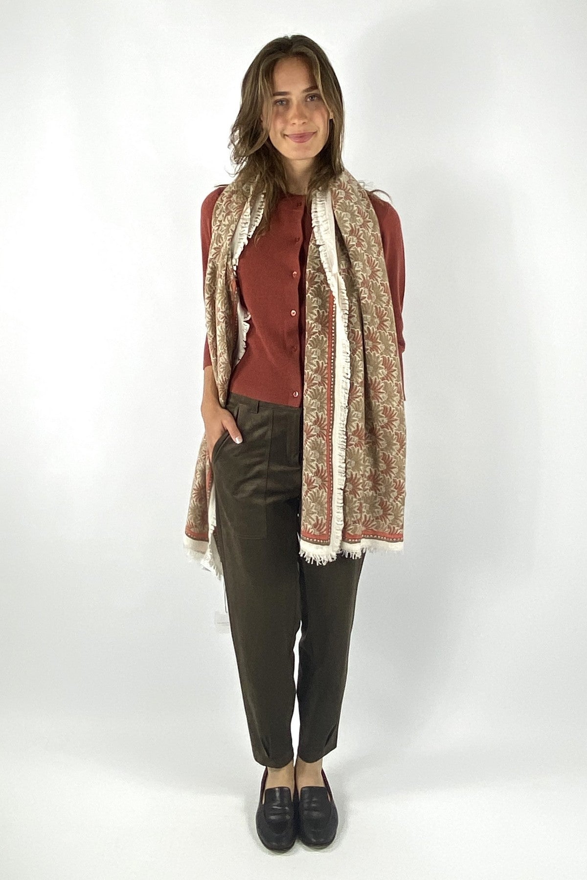 Sjaal van Hemiphsere in roest-bruine dessin met franjes in een zachte wol cashmere.
