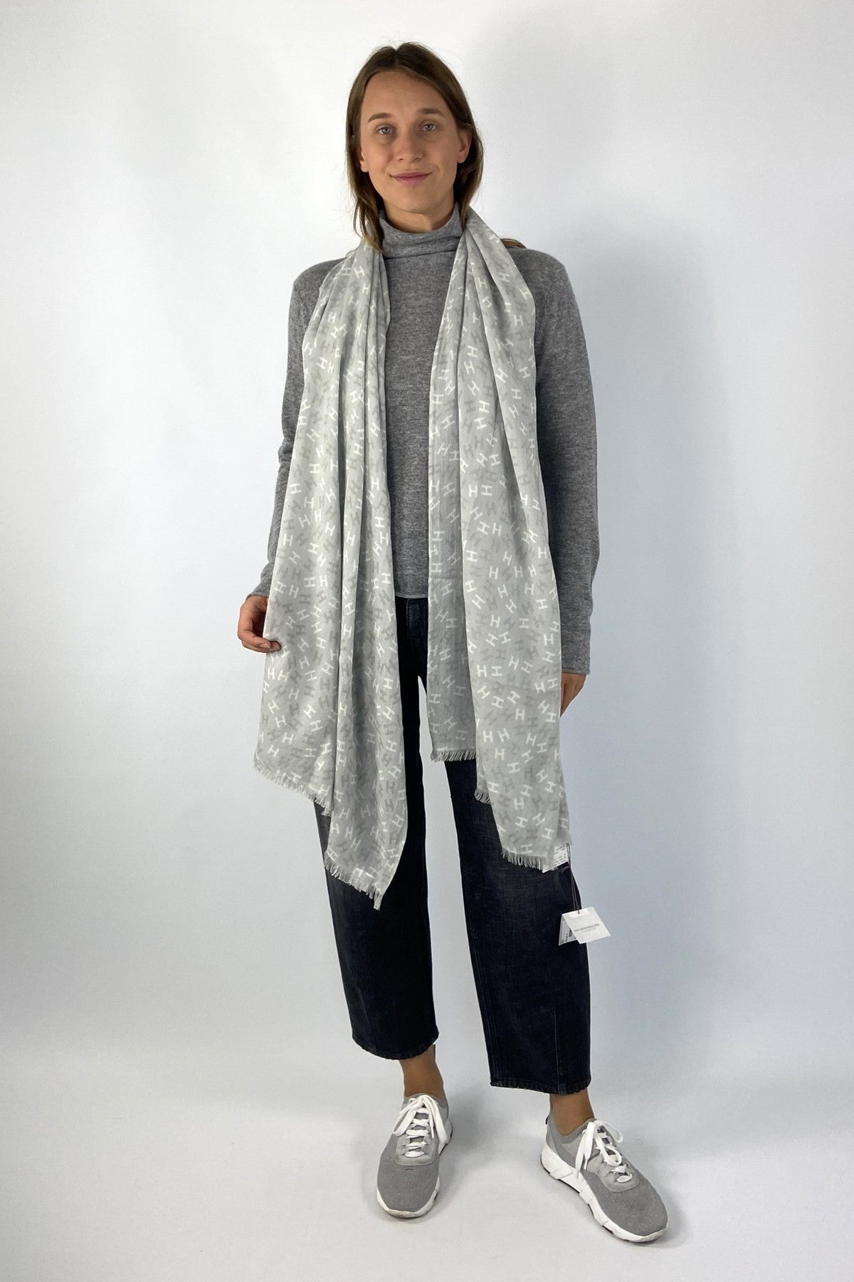 Langwerpige lichtgrijze sjaal in 100% cashmere met H-monogram print.