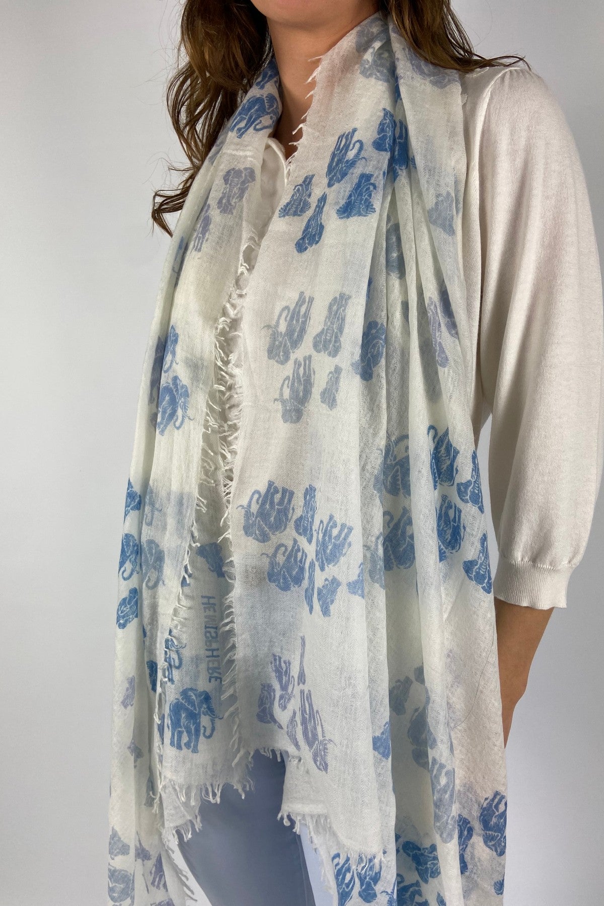 OILIK-BWB-261D-Hemisphere detail van de zachte wolstructuur in lichtblauw en ecru. Snelle verzending naar NL, BE en DE.