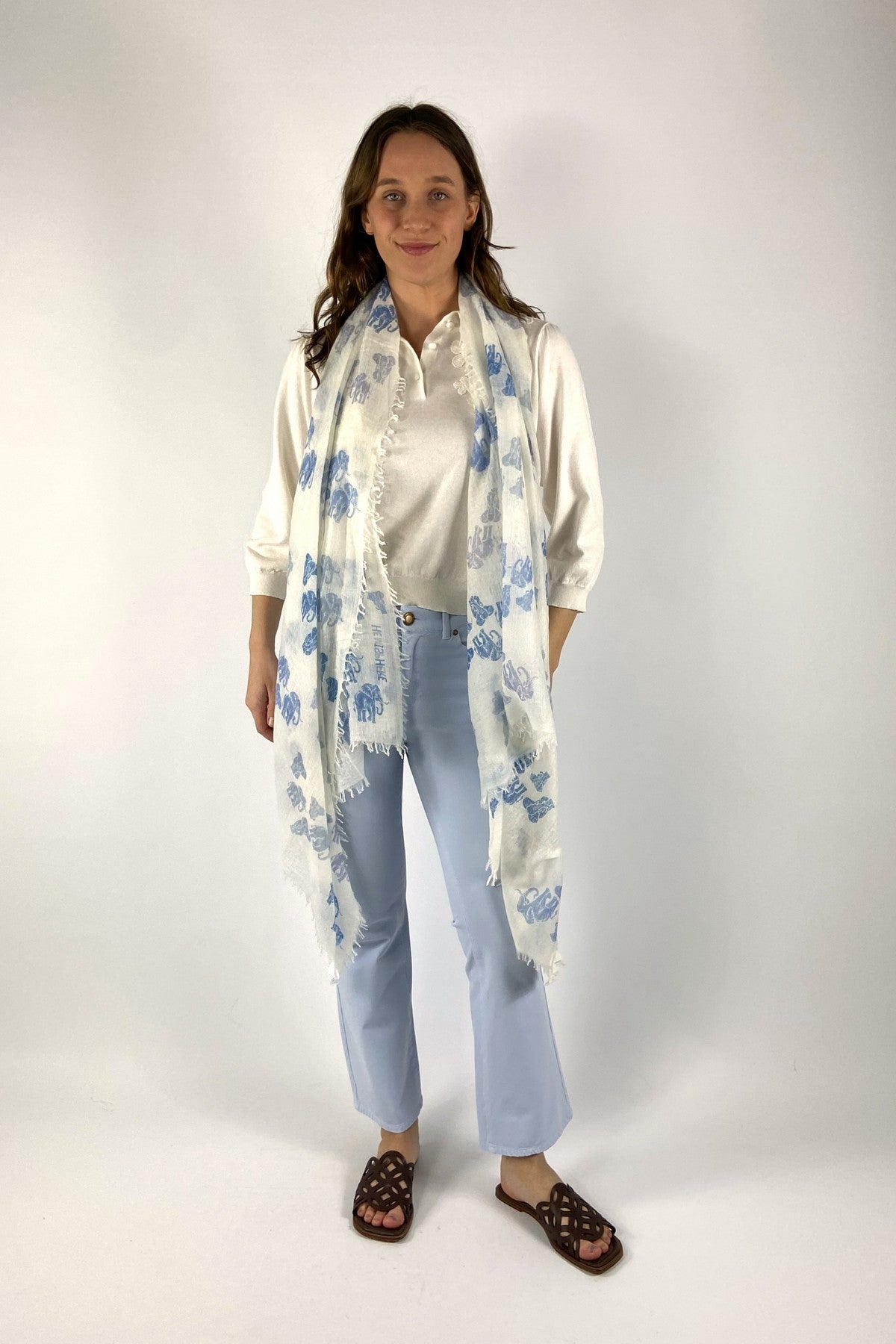 OILIK-BWB-261D-Hemisphere wollen sjaal in ecru en lichtblauw met all-over motief.