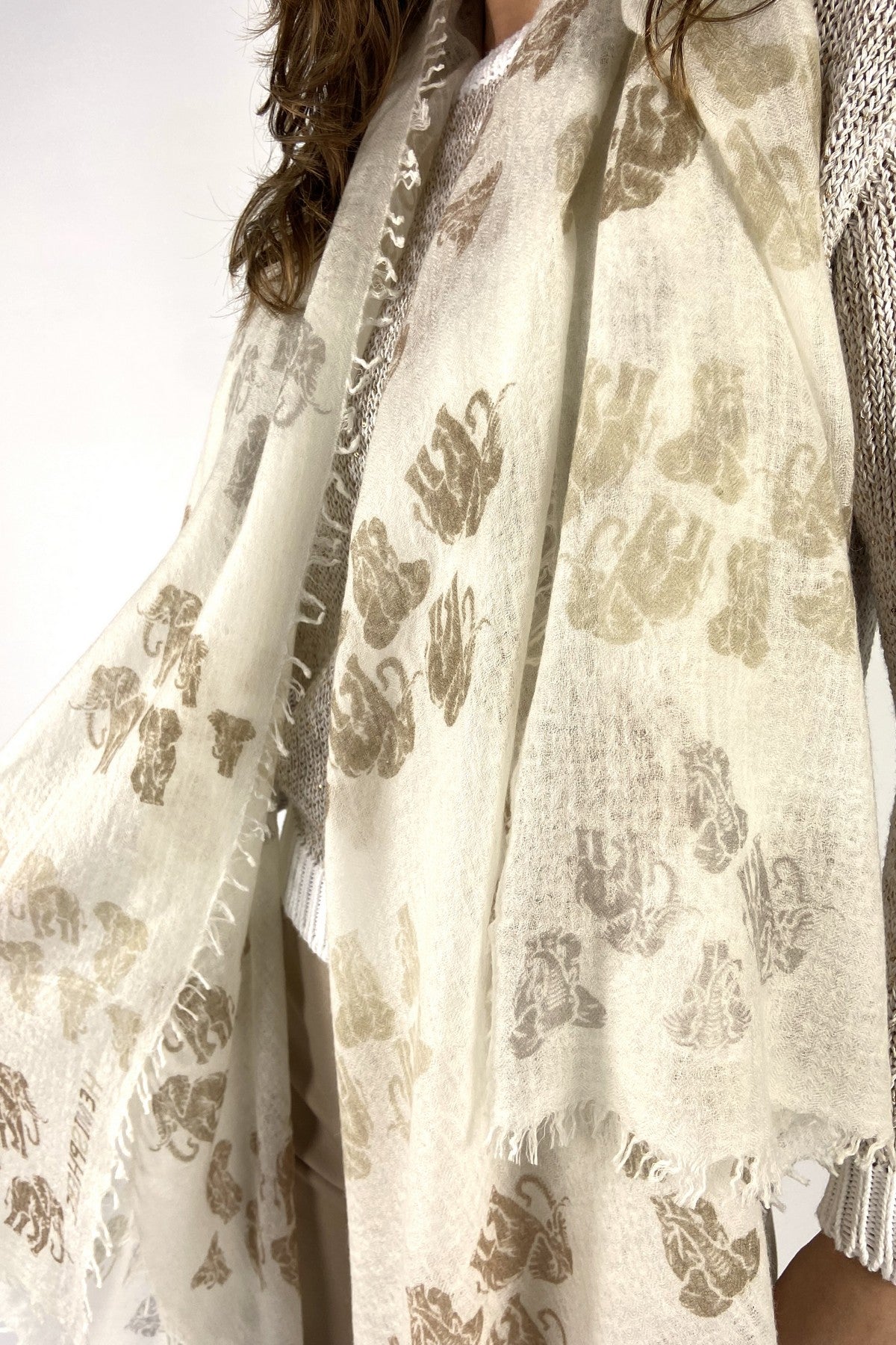 OILIK-BWB-261E-Hemisphere detail van de 100% wollen stof en het verfijnde dessin. Snelle verzending naar NL, BE en DE.