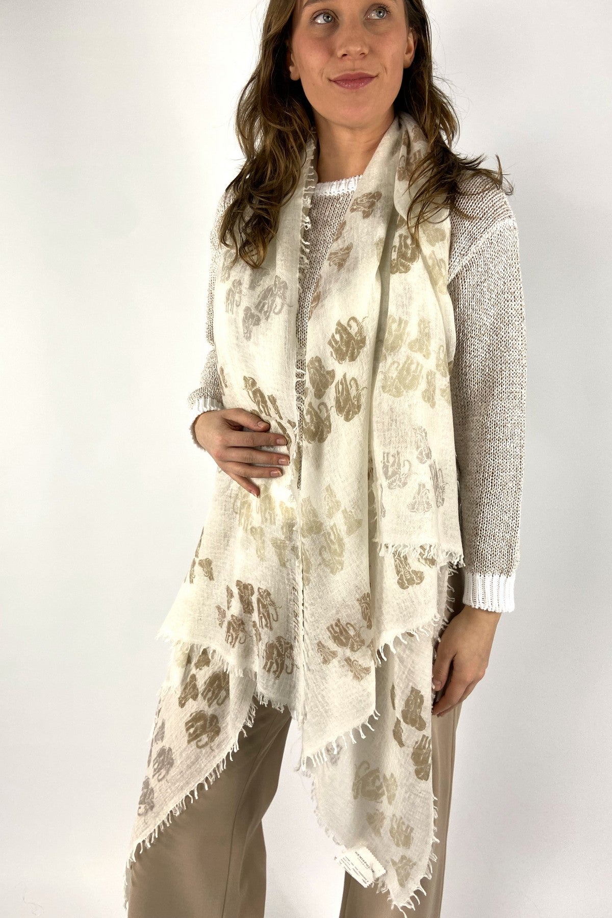 OILIK-BWB-261E-Hemisphere wollen sjaal in ecru beige met all-over motief en franjes.