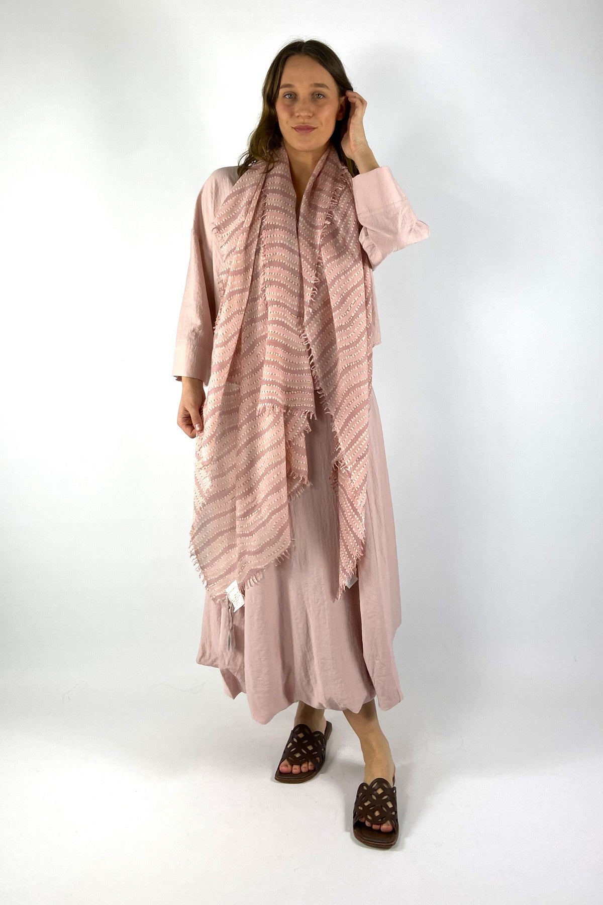 OLINES-CSML-Hemisphere luxe geweven sjaal in poederroze tinten met een modern lijnenspel.
