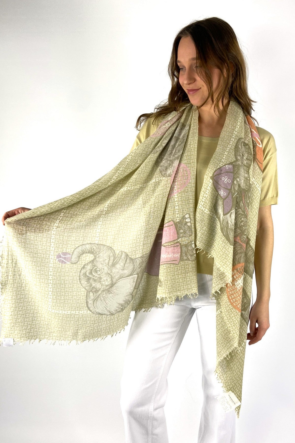 OMATCH-CSML-261A-Hemisphere close-up van de geweven textuur en het olifantmotief van de cashmere sjaal. Snelle levering in NL, BE en DE.