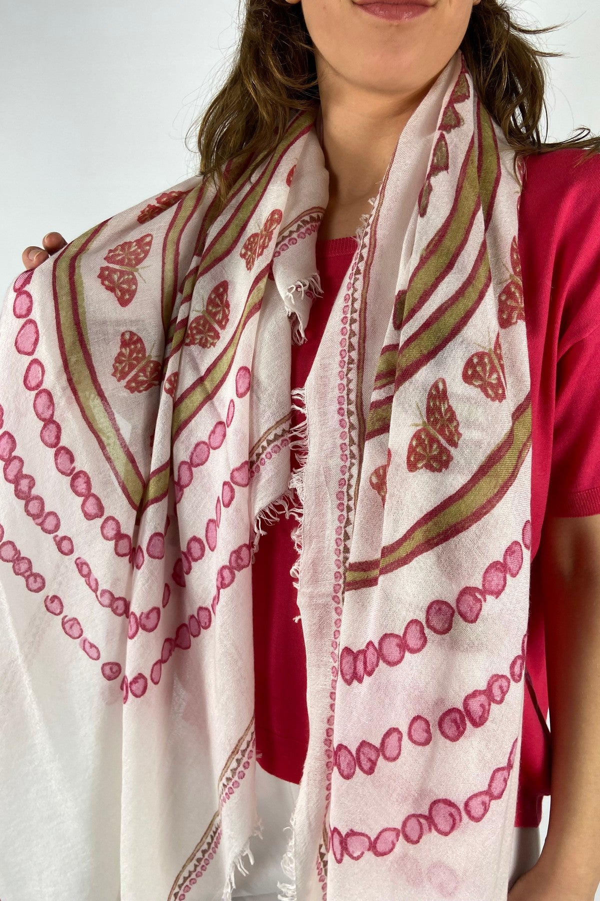 OROUND-CSMQ-Hemisphere close-up van de cashmere-zijde kwaliteit en de heldere kleuren van de print. Snelle verzending in NL, BE en DE.