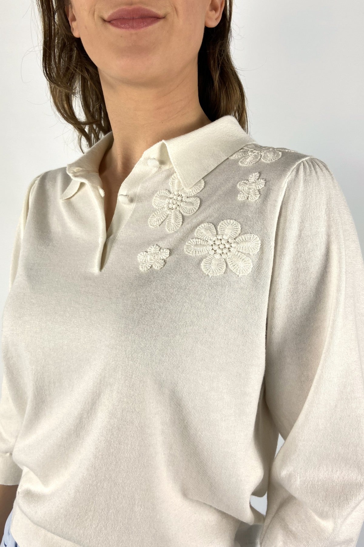 260417F-4-Hemisphere detail van de luxe katoen-zijde-cashmere mix en de opgestikte bloemen. Snelle verzending in NL, BE & DE.