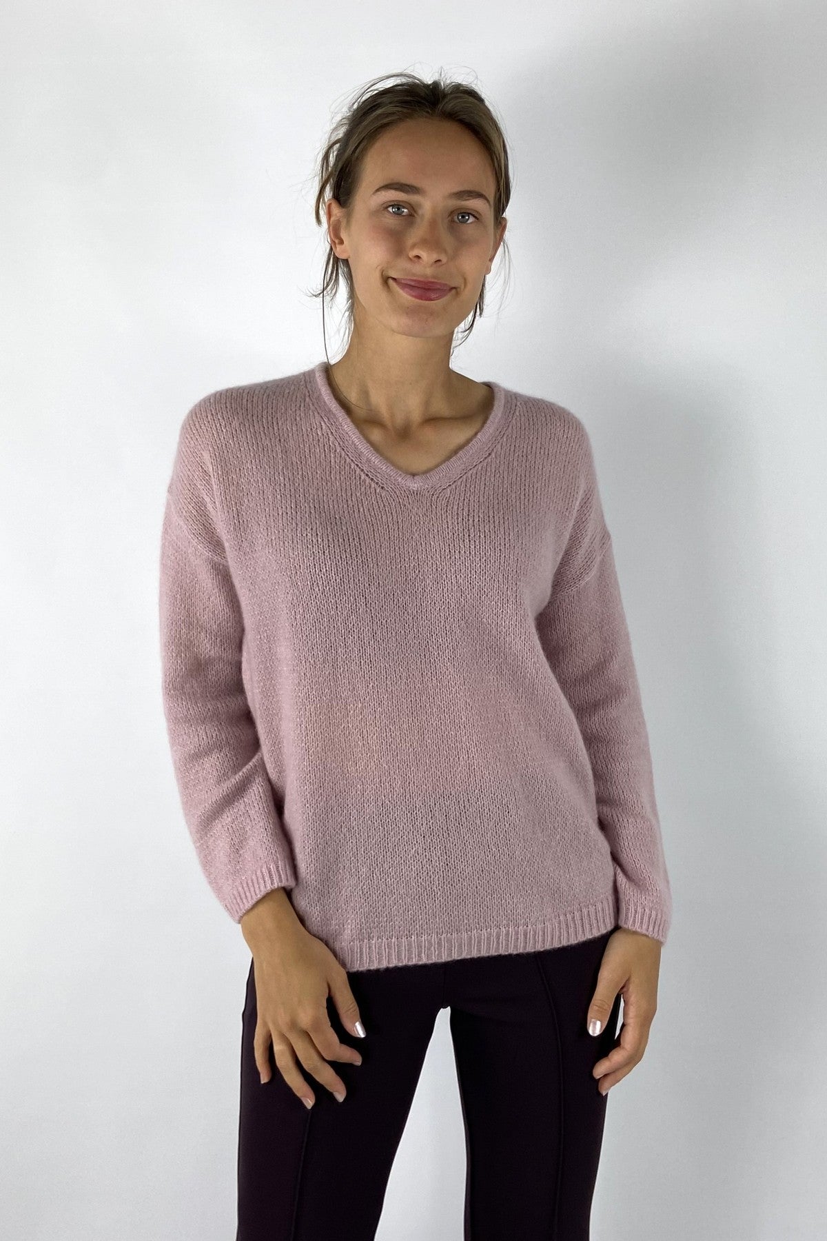 Gebreide damespullover van Hemisphere in een mix van kasjmier en zijde, los model met V-hals en ribboorden – tijdloos comfort en luxe.