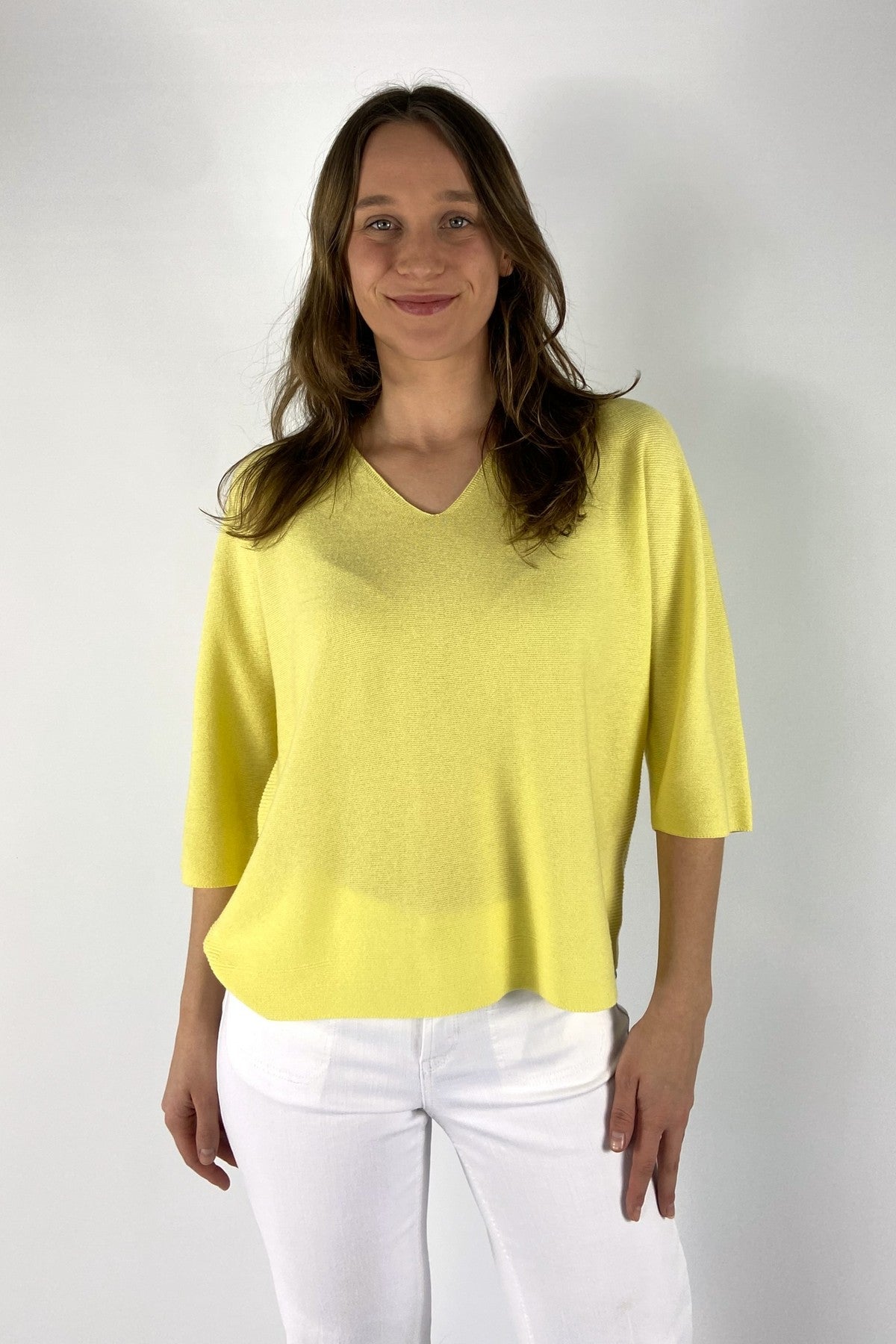 2610413-4-Hemisphere losvallende V-hals pullover in sun yellow van katoen, zijde en cashmere.