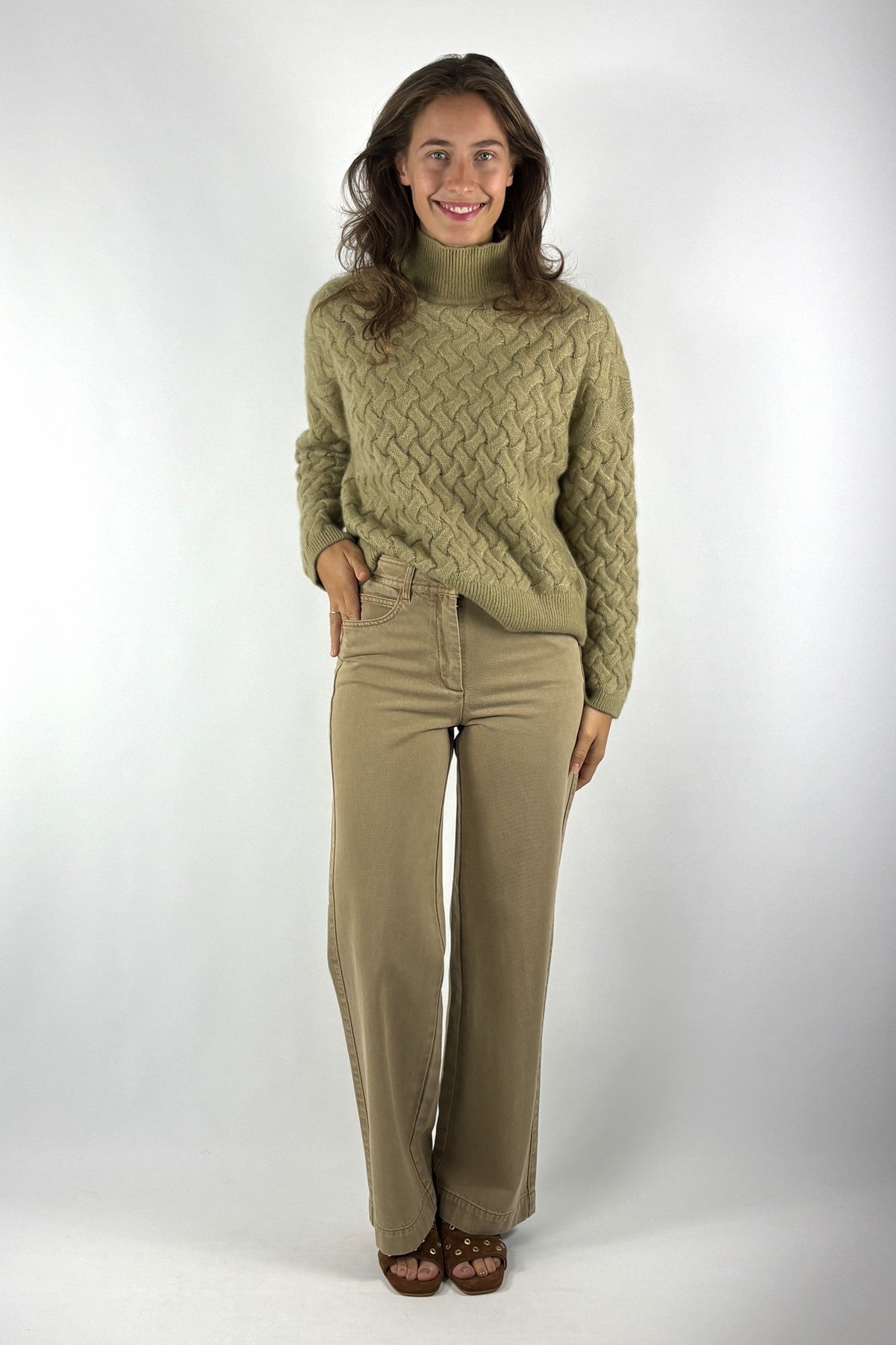 Hemisphere pullover met opstaande kraag en vlechtachtig structuurbreisel in Prairie Sand