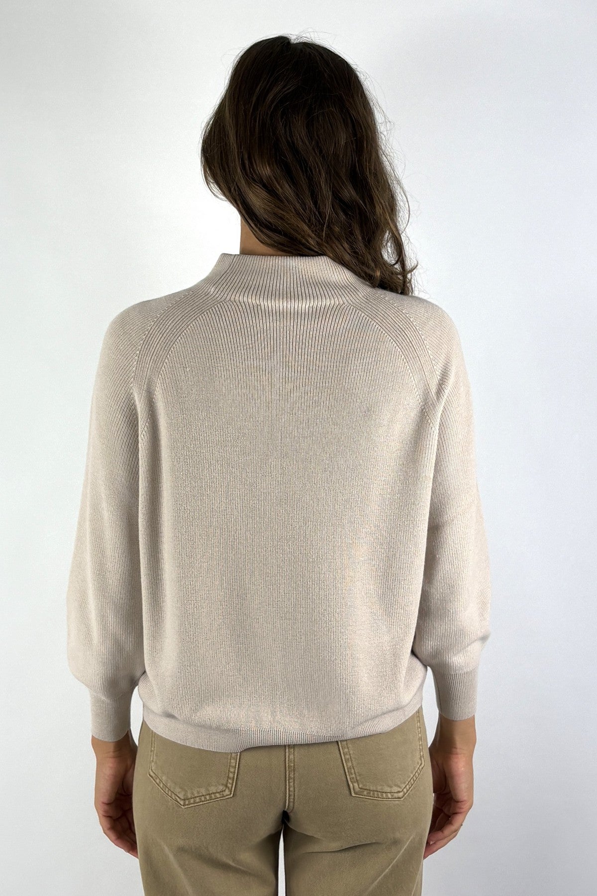 Hemisphere fijngebreide wollen pullover met T-hals – Light Stone
