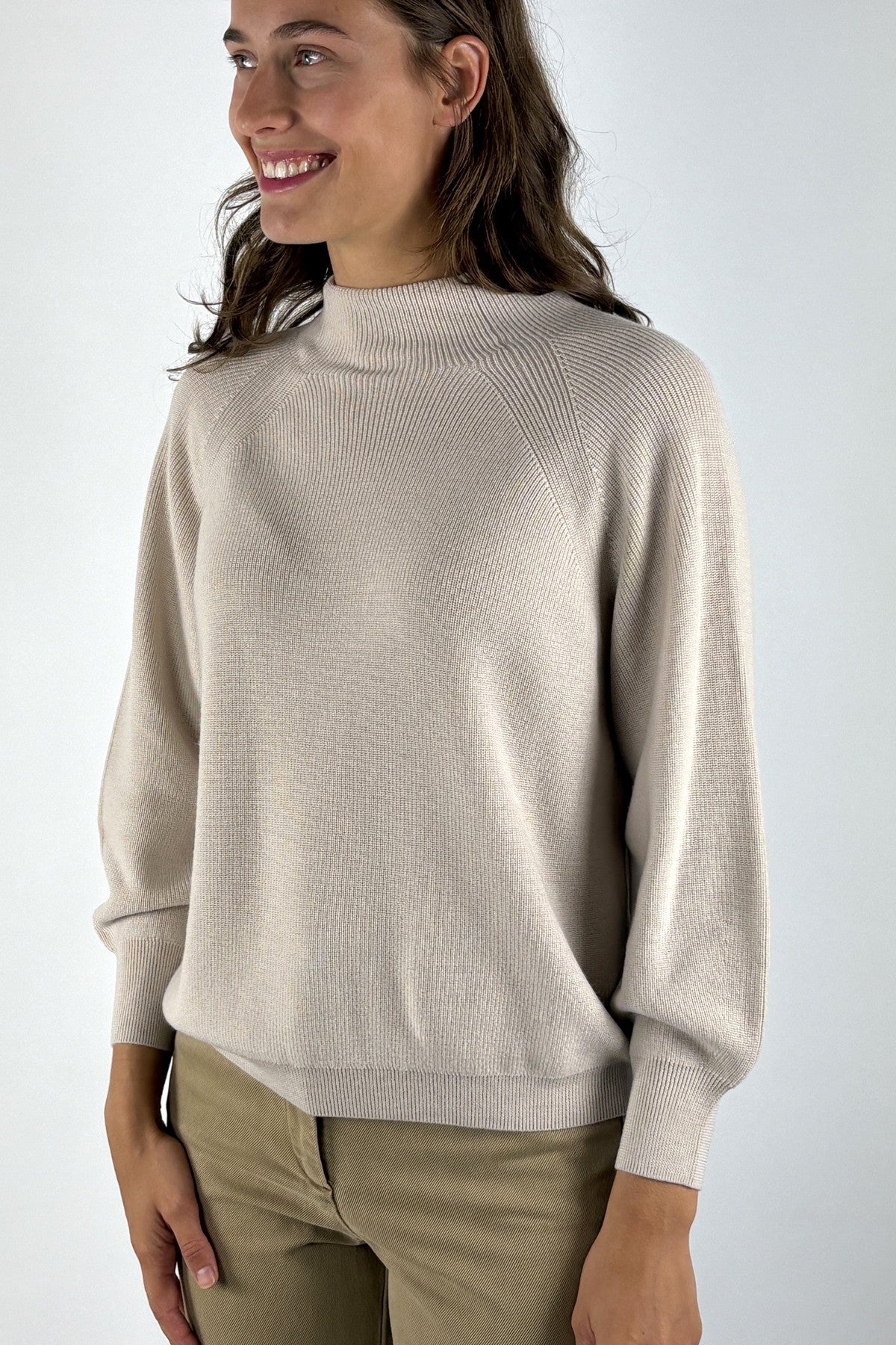 Hemisphere fijngebreide wollen pullover met T-hals – Light Stone