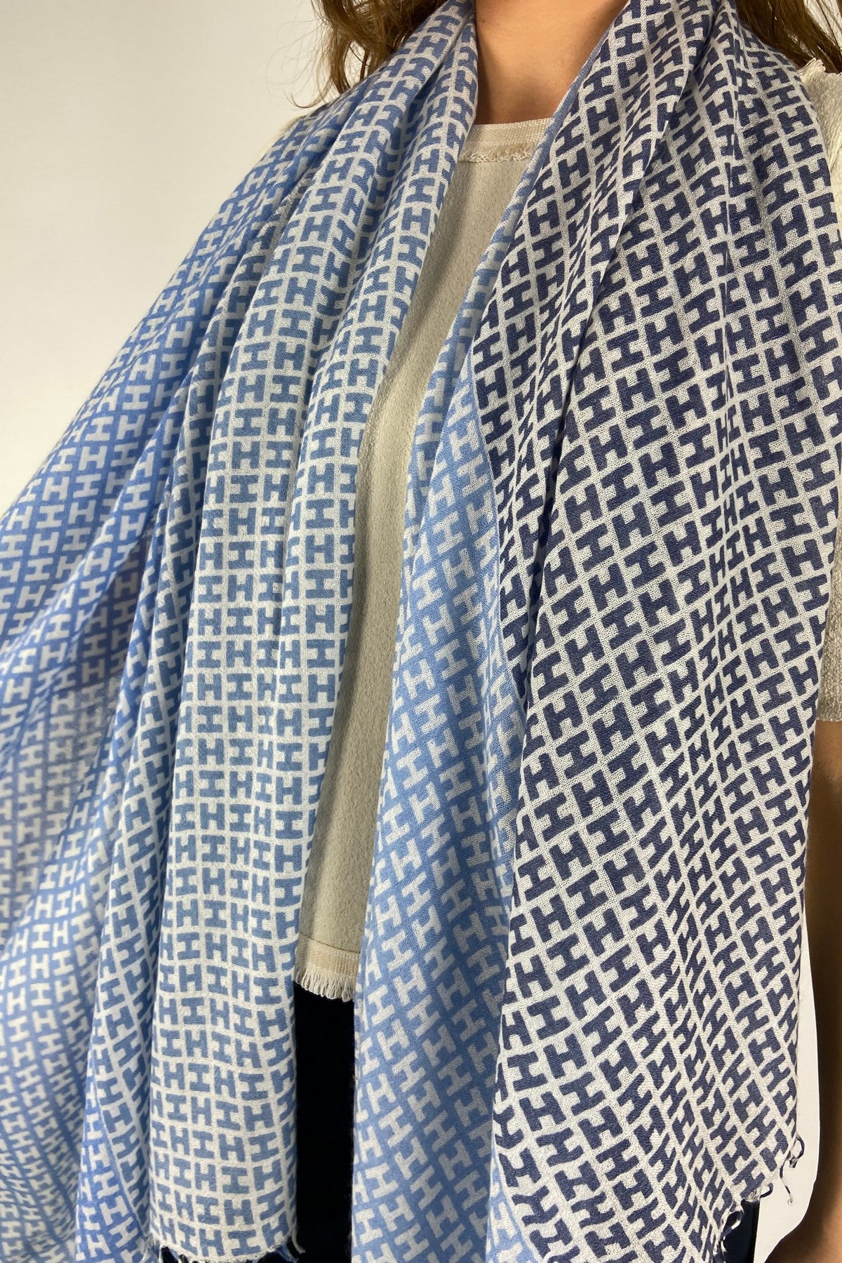 RADE4-CSML-Hemisphere close-up van de cashmere-zijde weving en de verfijnde blauwe kleuraccenten. Snelle verzending in NL, BE en DE.