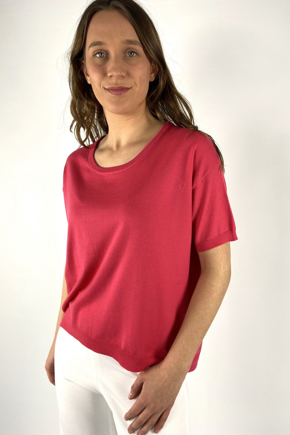 2614616-17-Hemisphere detail van de 16gg merinoswol en de levendige azalea kleur. Snelle verzending naar NL, BE en DE.