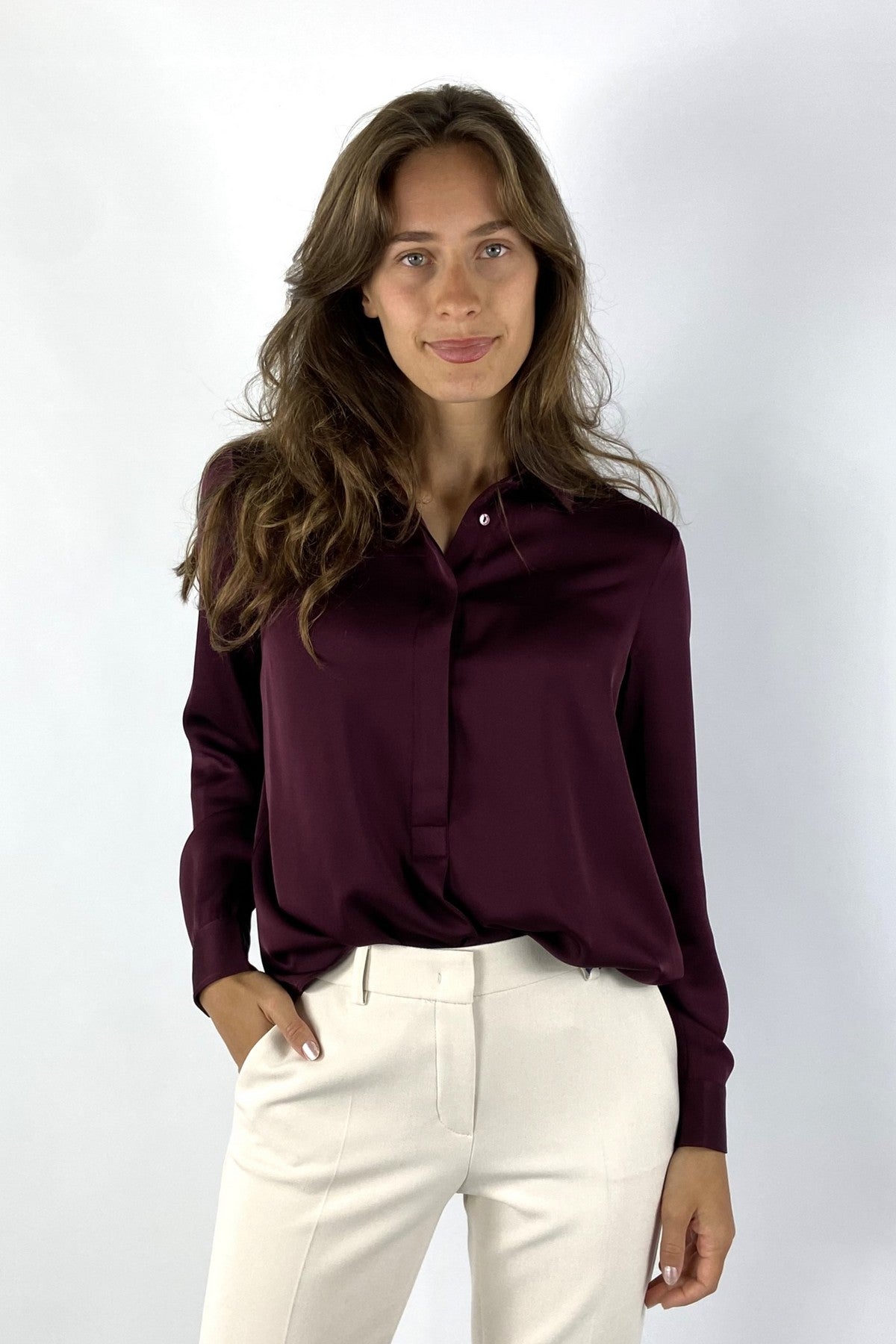 Elegante zijden blouse van Hemisphere in burgundy. Stretchzijde met subtiele glans, tuniekstijl met verkorte knoopsluiting.
