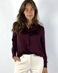 Elegante zijden blouse van Hemisphere in burgundy. Stretchzijde met subtiele glans, tuniekstijl met verkorte knoopsluiting.