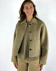 Hemisphere 2623GITTA-5 kort wollen manteltje – Light Olive