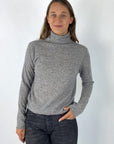 Truitje met rolkraag in middengrijs die uitzonderlijk zacht en aangenaam voelt door de 100% cashmere brei.