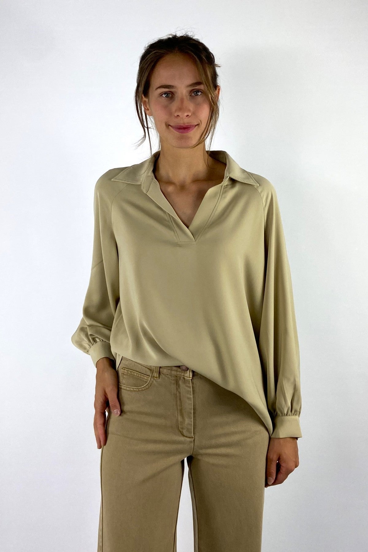 Hemisphere 26202SAMIR-5 licht olijfgroene blouse met V-hals en elegante ballonmouwen