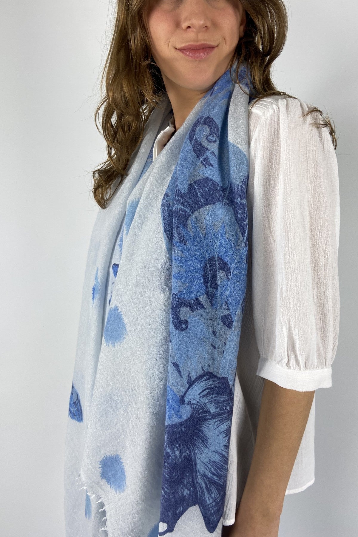 OFLY-CSML-261B-Hemisphere close-up van de luxueuze cashmere-zijdemix en de verfijnde weving van de blauwe elephant sjaal.