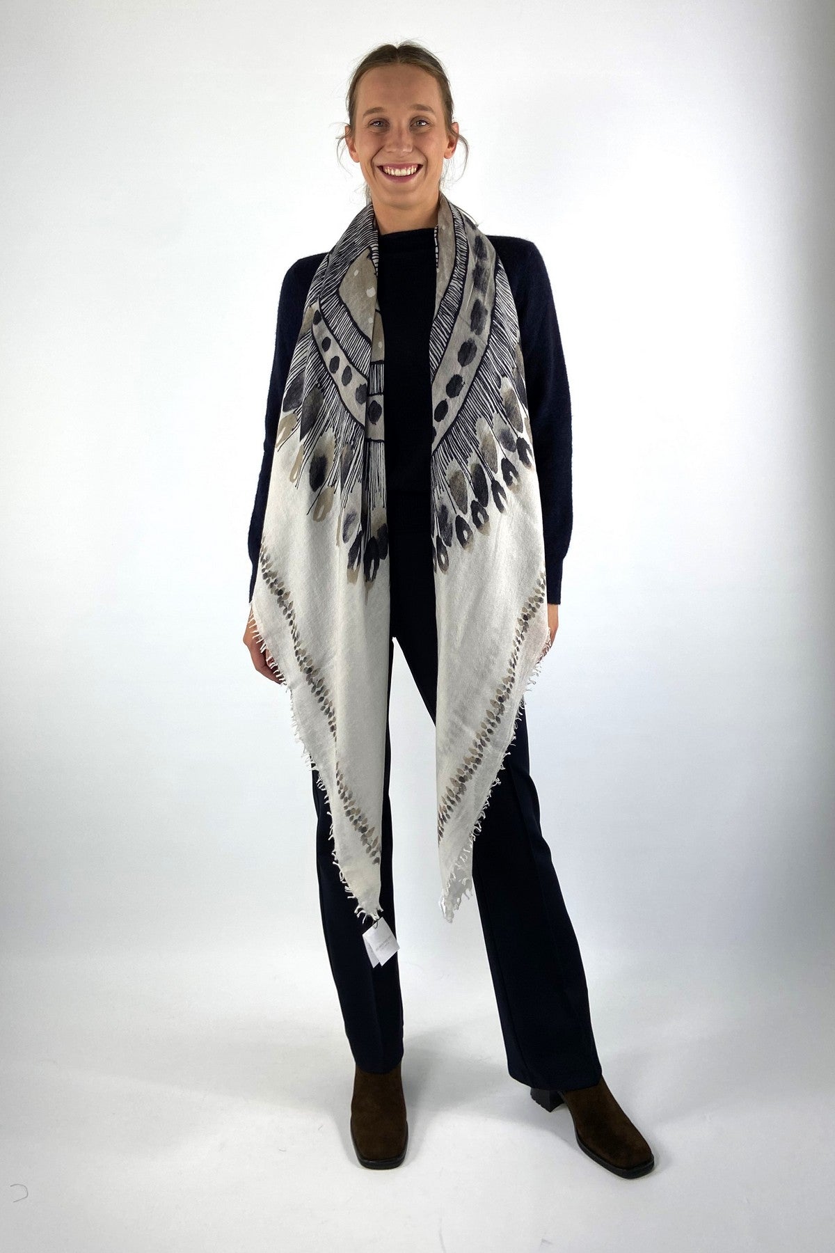 Hemisphere PROUND-CSMQ sjaal in 262E met abstracte print in off-white, blauw en vison