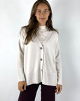 Lange cardigan in gebroken wit van Hemisphere met knopen en V-halslijn in een zachte wol/cashmere brei.