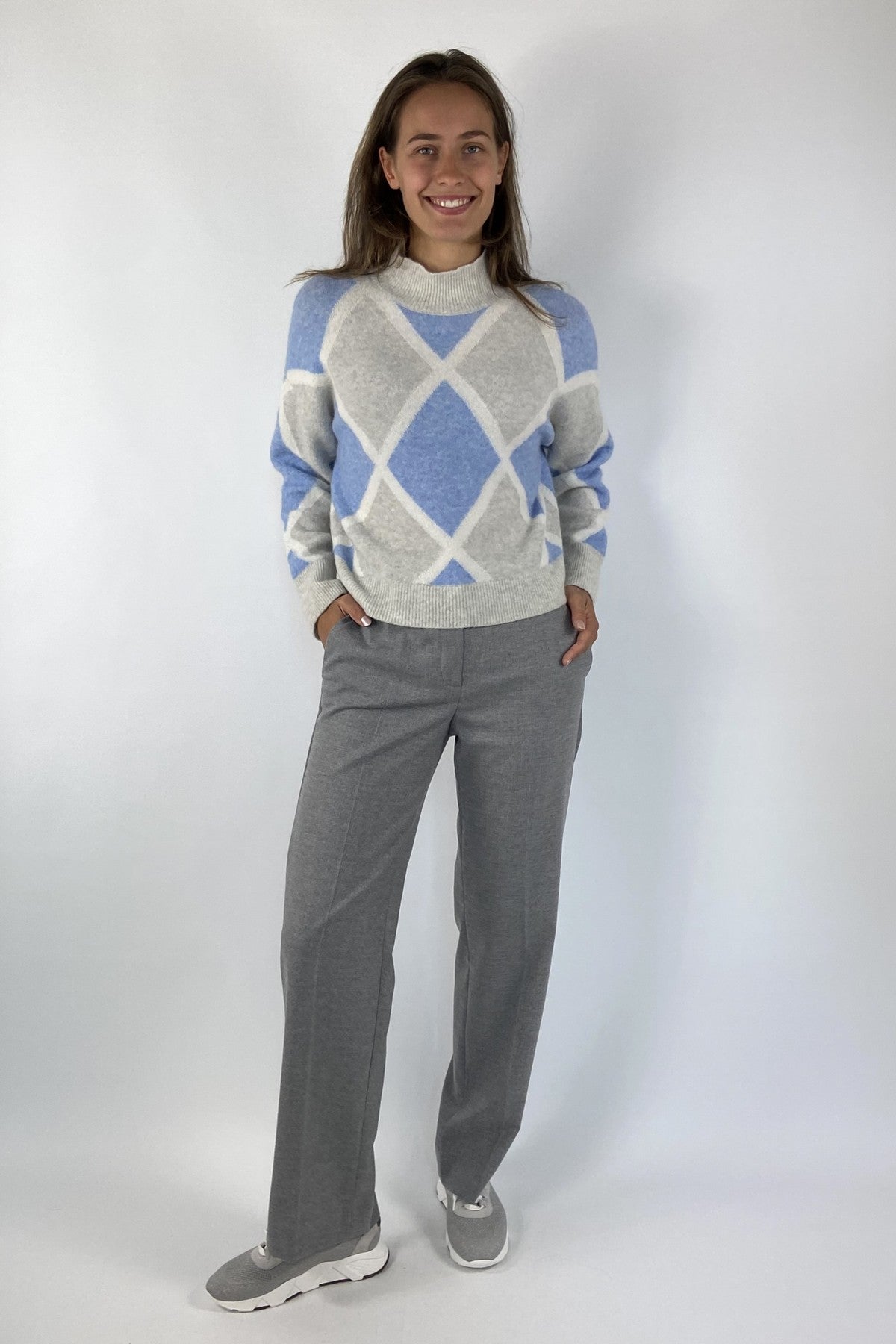 Pull met opstaande kraag van Anneclaire met ruitmotief in grijs en lichtblauwe tinten.
