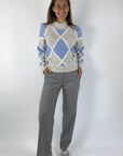 Pull met opstaande kraag van Anneclaire met ruitmotief in grijs en lichtblauwe tinten.