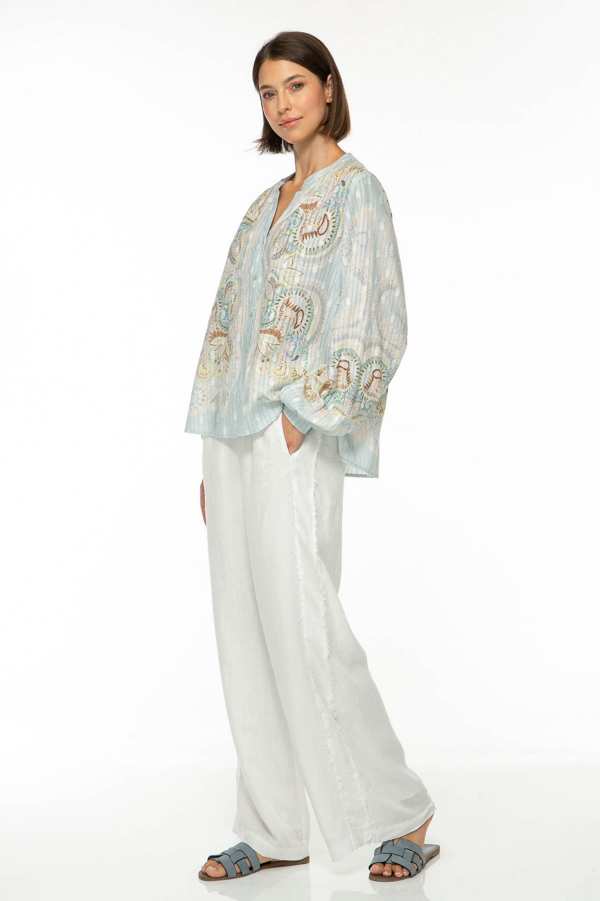 26201027-Lichte aquablauwe Embellished Lace blouse van IVI Collection met een losse A-lijn en geplaatste printbordures op de mouwen.