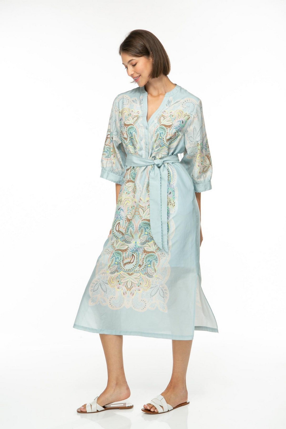 26203028-277: Rechtvallend kaftankleed van IVI Collection in een katoen-zijde mix met een geplaatste print en een tailleceintuur.