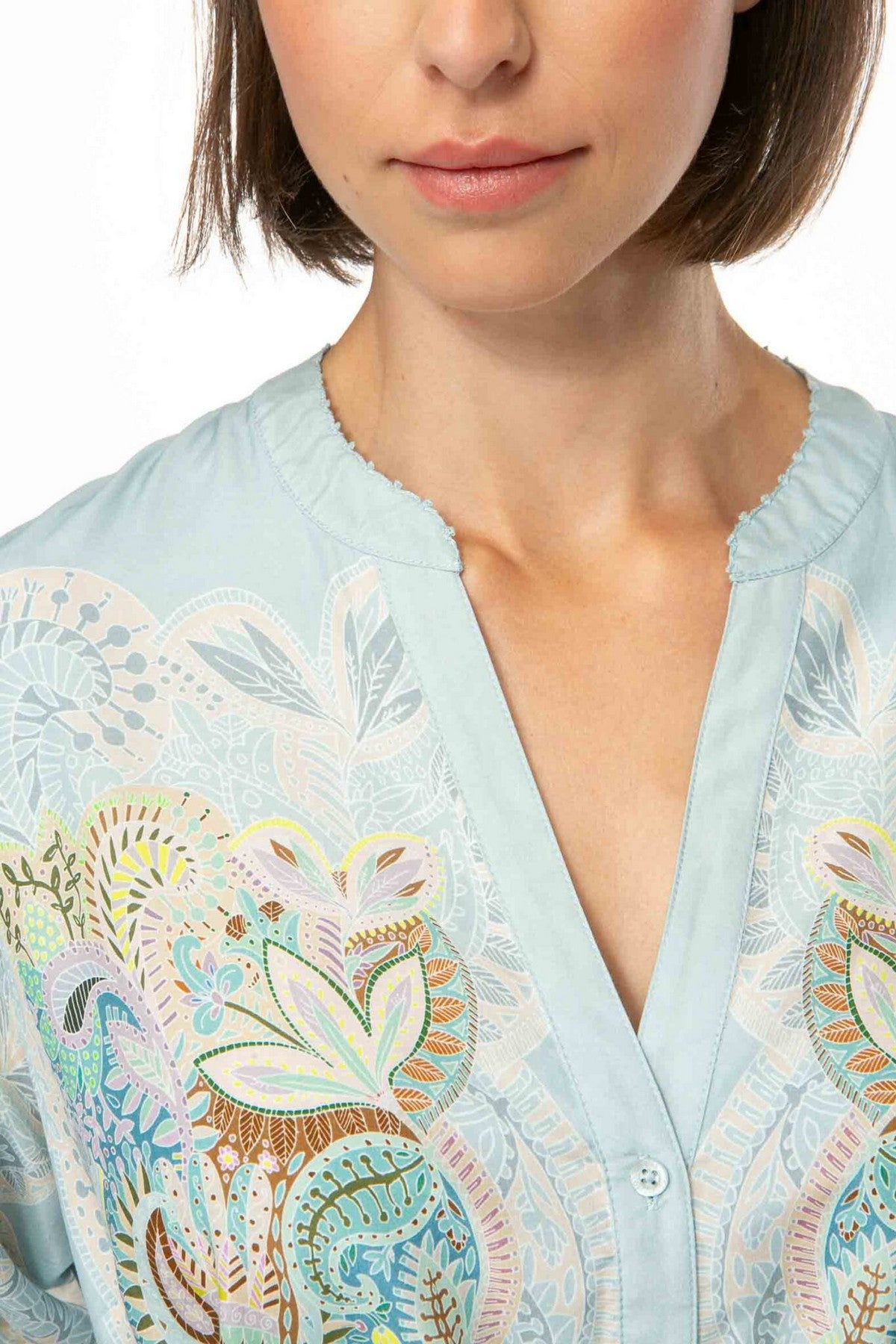 26203028-277: Detail van de V-hals van het luxe IVI Collection kaftankleed.