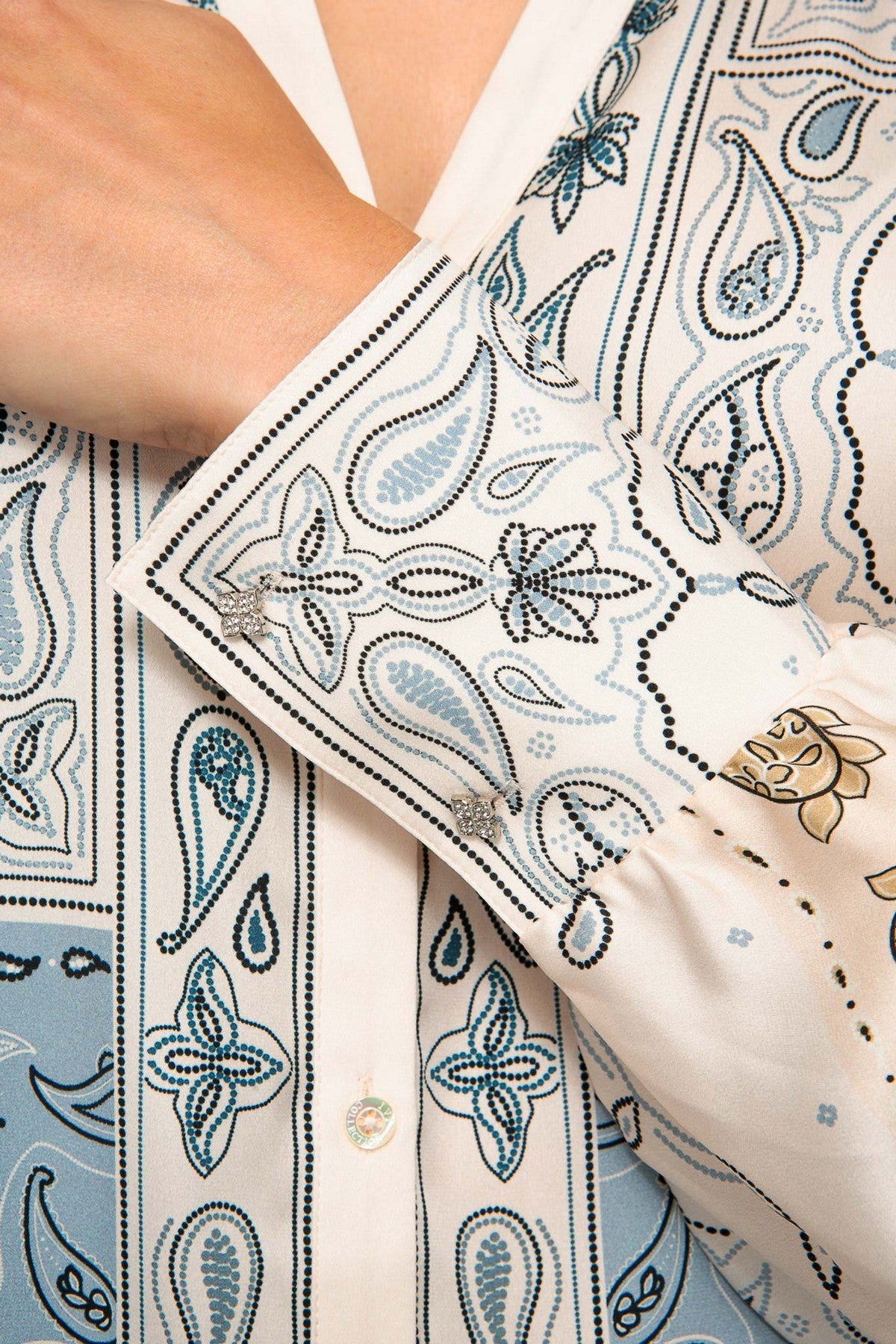 26201019: Detail van de soepele zijde-stretch stof en de manchetten met elastische inzet van de IVI Collection tuniek.