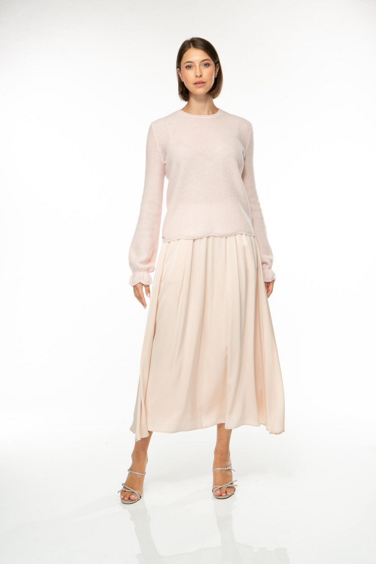 26204010-1554: Zwierige poederroze zijden midi-rok van IVI Collection met een comfortabele elastische tailleband en een uitlopende zoom.